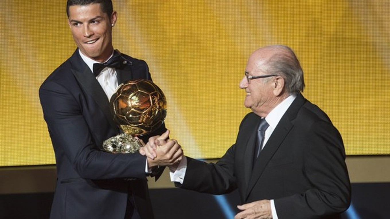 Cristiano Ronaldo si tento rok prebral už tretiu Zlatú loptu pre najlepšieho futbalistu sveta.