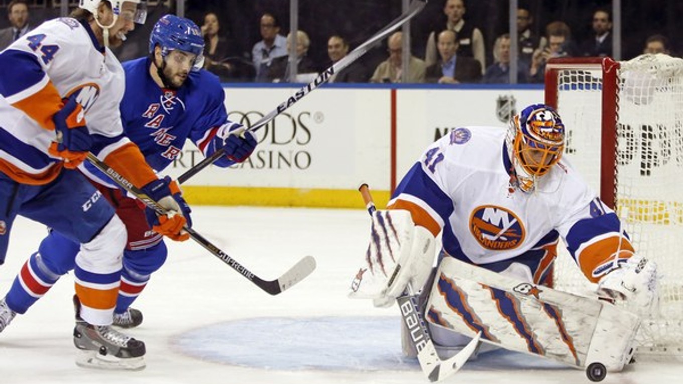 Jaroslav Halák (41), Derick Brassard z New Yorku Rangers a Calvin de Haan (44) z New Yorku islanders.