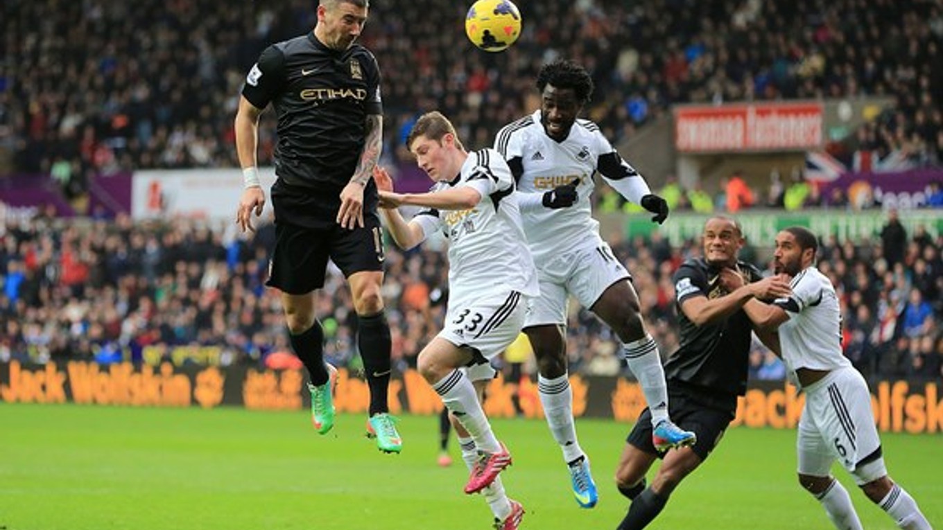 Srbský obranca City Aleksandar Kolarov (vľavo), Ben Davies (uprostred) a Wilfried Bony (obaja Swansea) v zápase Premier League 1. januára 2014.