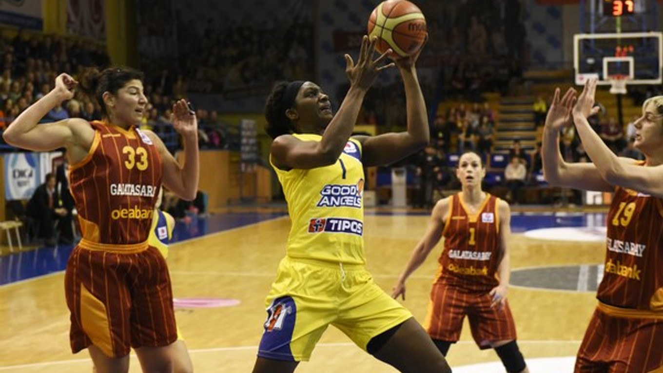 Crystal Langhorneová (v žltom) zaznamenala v zápase pätnásť bodov a dvanásť doskokov.