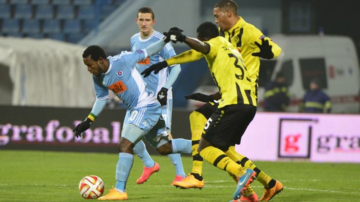 Hráč Slovana Seydouba Soumah (s loptou) môže patriť medzi najväčšie hviezdy Afrického pohára.