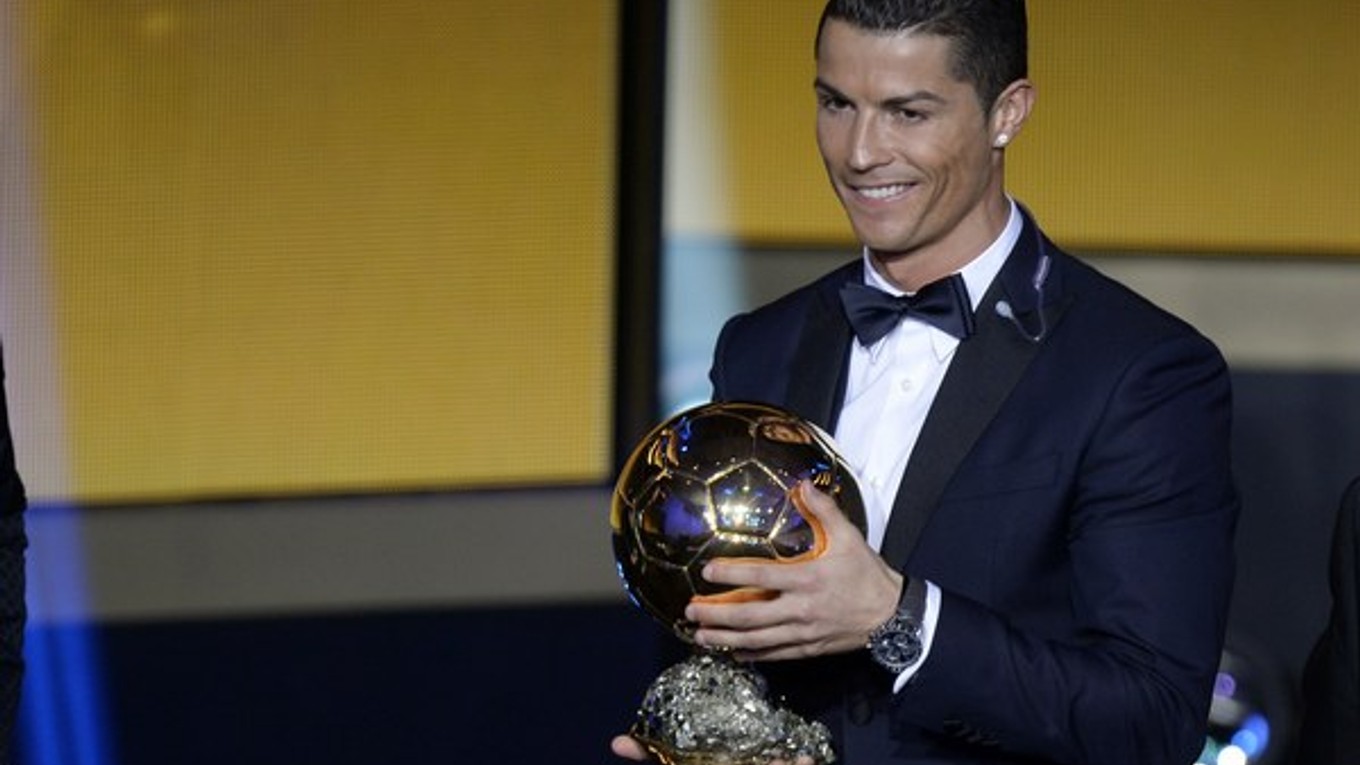 Pred pár dňami prebral Cristiano Ronaldo cenu pre najlepšieho futbalistu sveta za uplynulý rok. A teraz dostal ďalšie ocenenie.