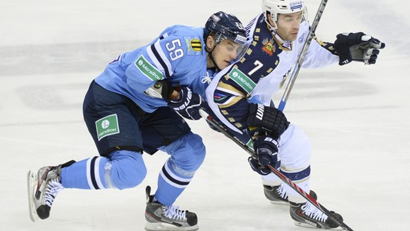 Zľava Andrej Šťastný (Slovan) a Arťom Kriukov (Soči).