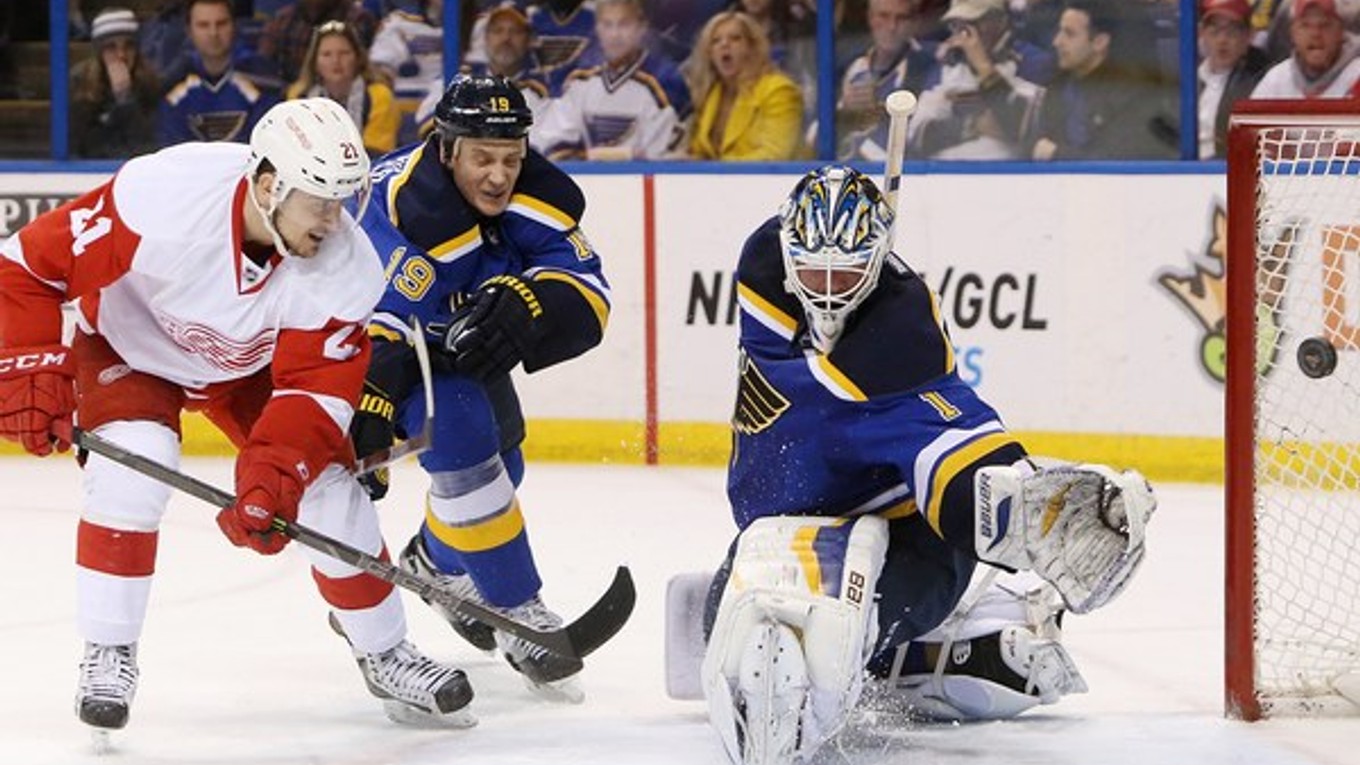 Tatar takto dáva gól brankárovi St. Louis Brianovi Elliottovi.