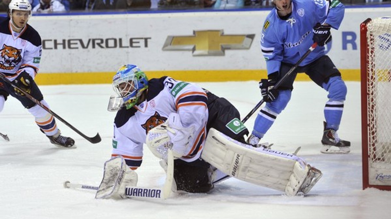 Sprava: Žiga Jeglič zo Slovana, brankár Alexej Murygin a hráč Jevgenij Kurbatov, obaja z Chabarovska.