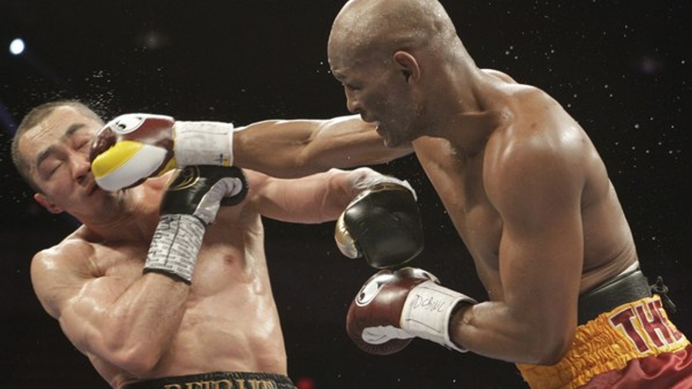 Bernard Hopkins zasadzuje tvrdý úder Kazachovi Šumenovovi.