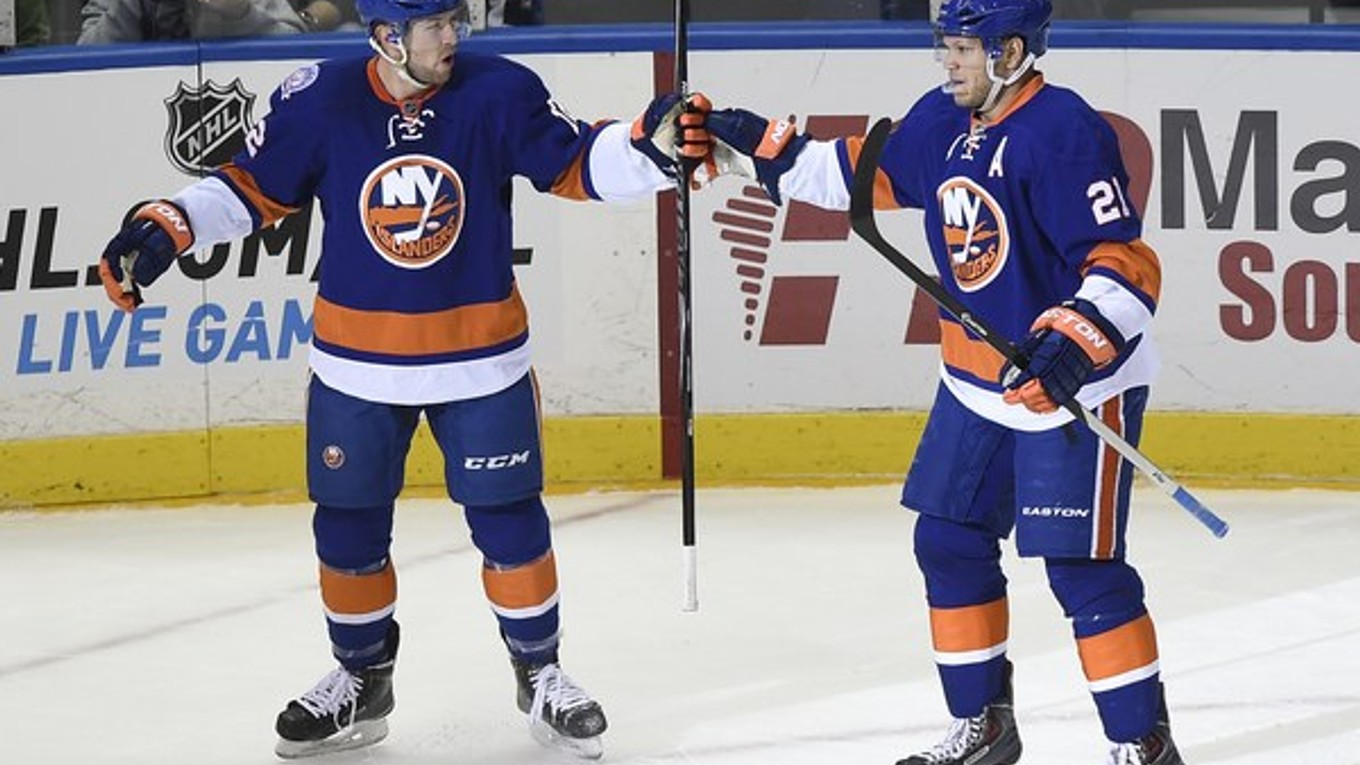 Kyle Okposo (vpravo) z Islanders a Josh Bailey.