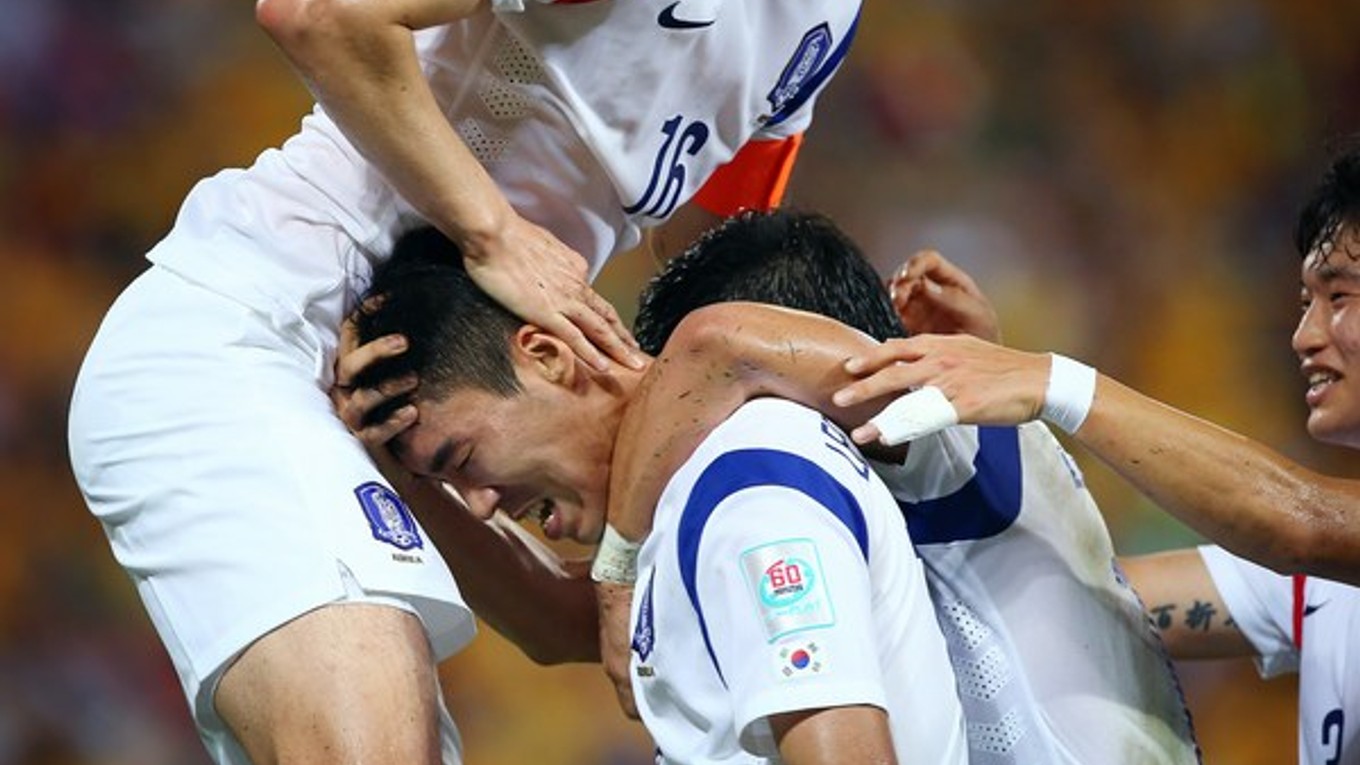 Kórejci oslavujú gól.