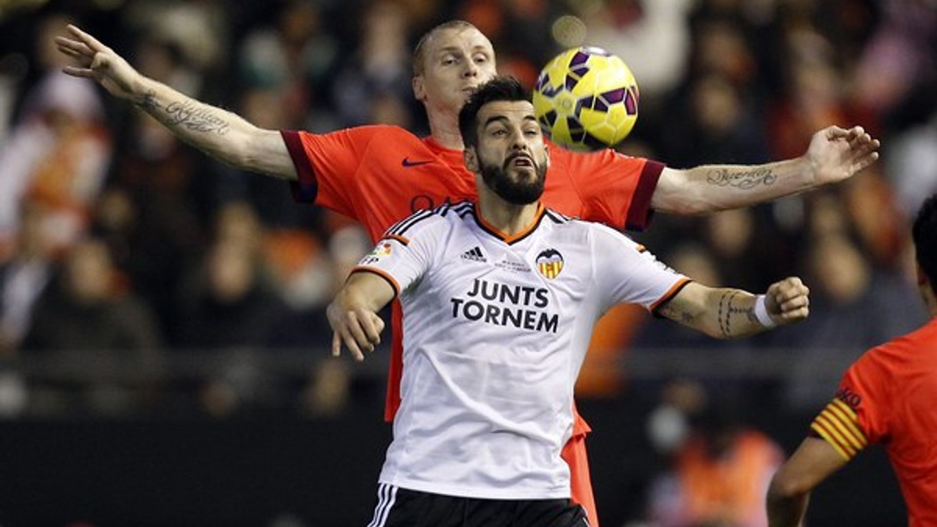 Alvaro Negredo vpredu.