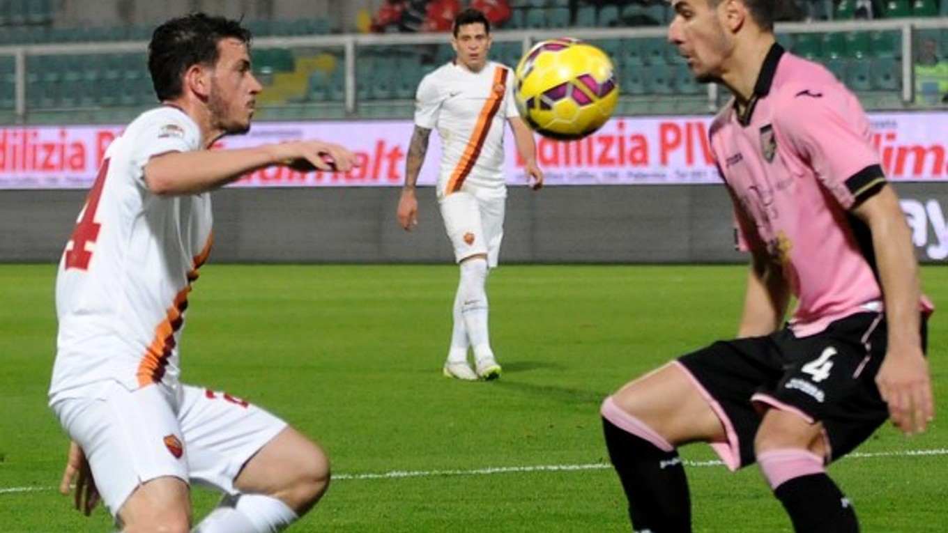 Alessandro Florenzi z AS (vľavo) a hráč Palerma Siniša Andelkovič.