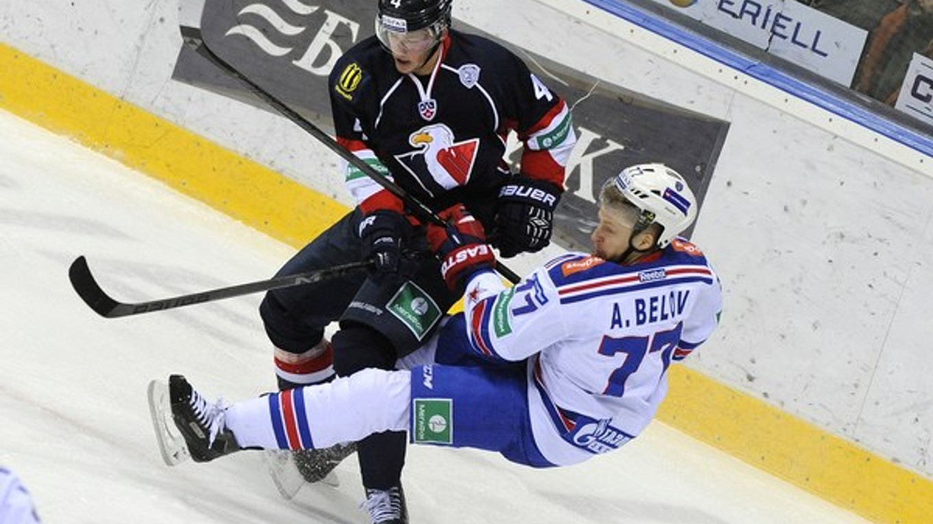 Patrik Luža (vpravo) pribudol v Slovane na dlhý zoznam zranených hráčov.