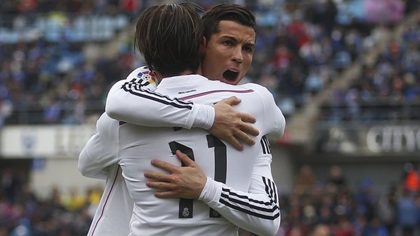Cristiano Ronaldo sa teší z gólu so spoluhráčom Garethom Baleom.