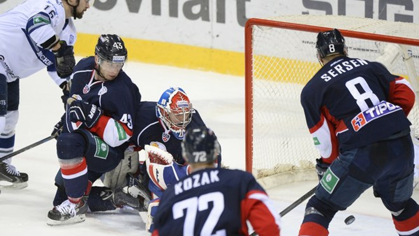 Hráči Slovana sa prizerajú gólu v zápase s Dinamom Moskva, ktorý prehrali 0:2.