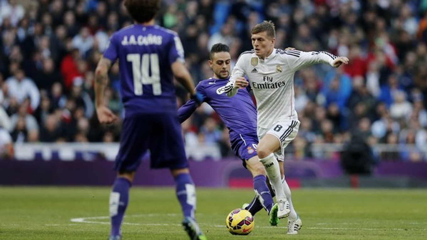 Toni Kroos (v bielom) je najlepším tvorcom hry roka podľa Medzinárodnej federácie pre futbalovú históriu a štatistiku.