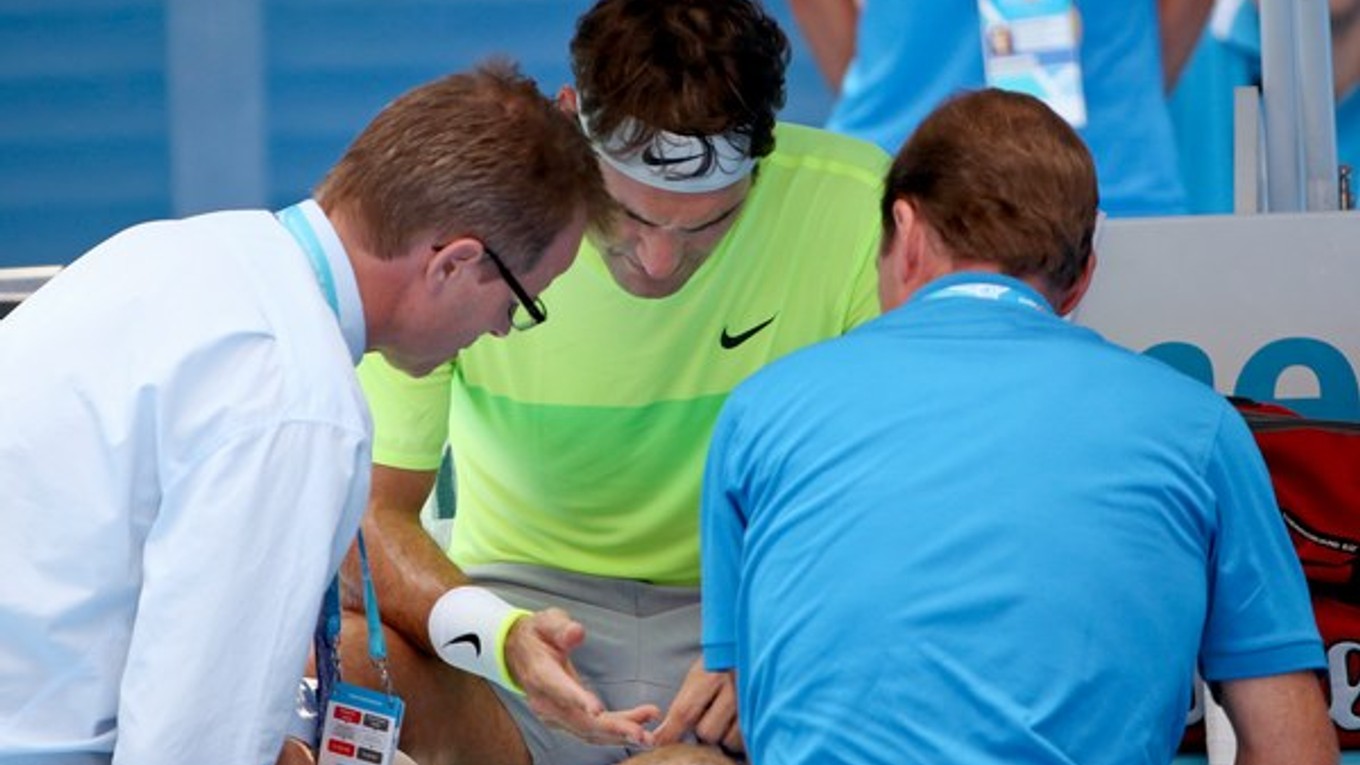 Rogera Federera ošetrujú po bodnutí hmyzom.