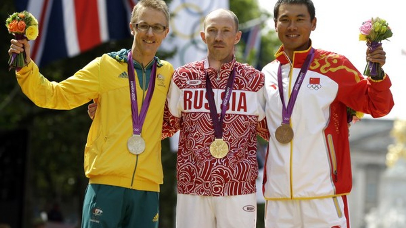 V strede ruský dopingový hriešnik Sergej Kirďapkin, vľavo Austrálčan Jared Tallent, ktorý sa ohradil proti postupu Ruskej antidopingovej agentúry.