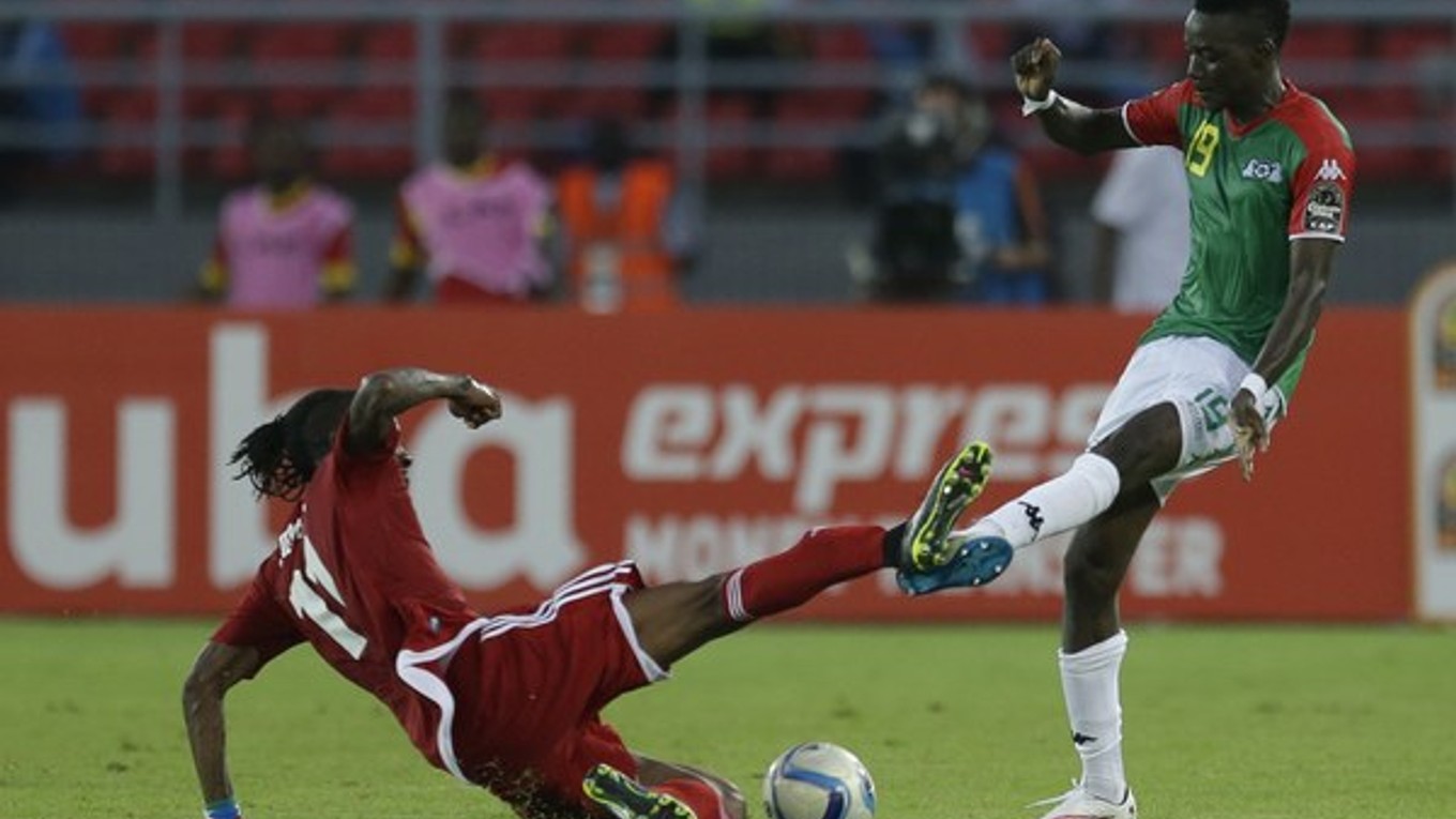 O loptu bojujú hráč Burkiny Faso Bertrand Traore (vpravo) s futbalistom súpera Javierom Balboom.