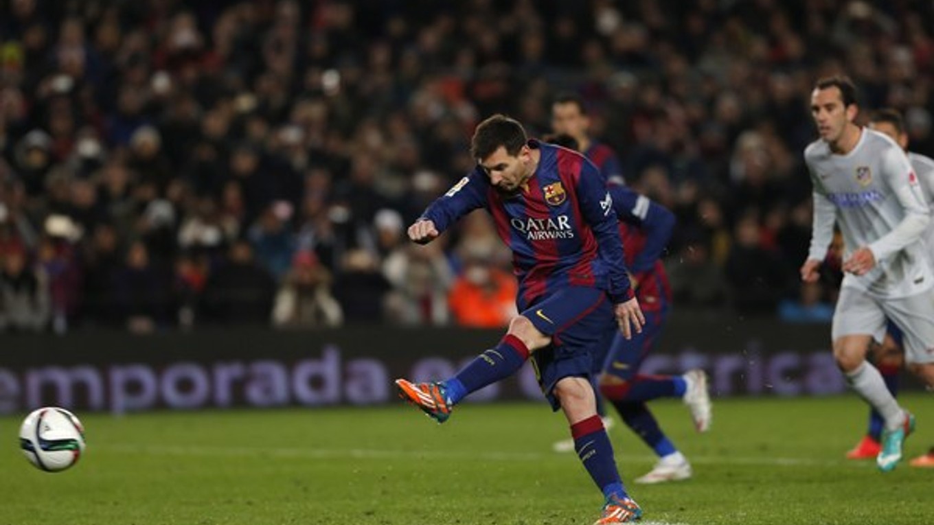 Lionel Messi kope loptu z pokutového kopu.