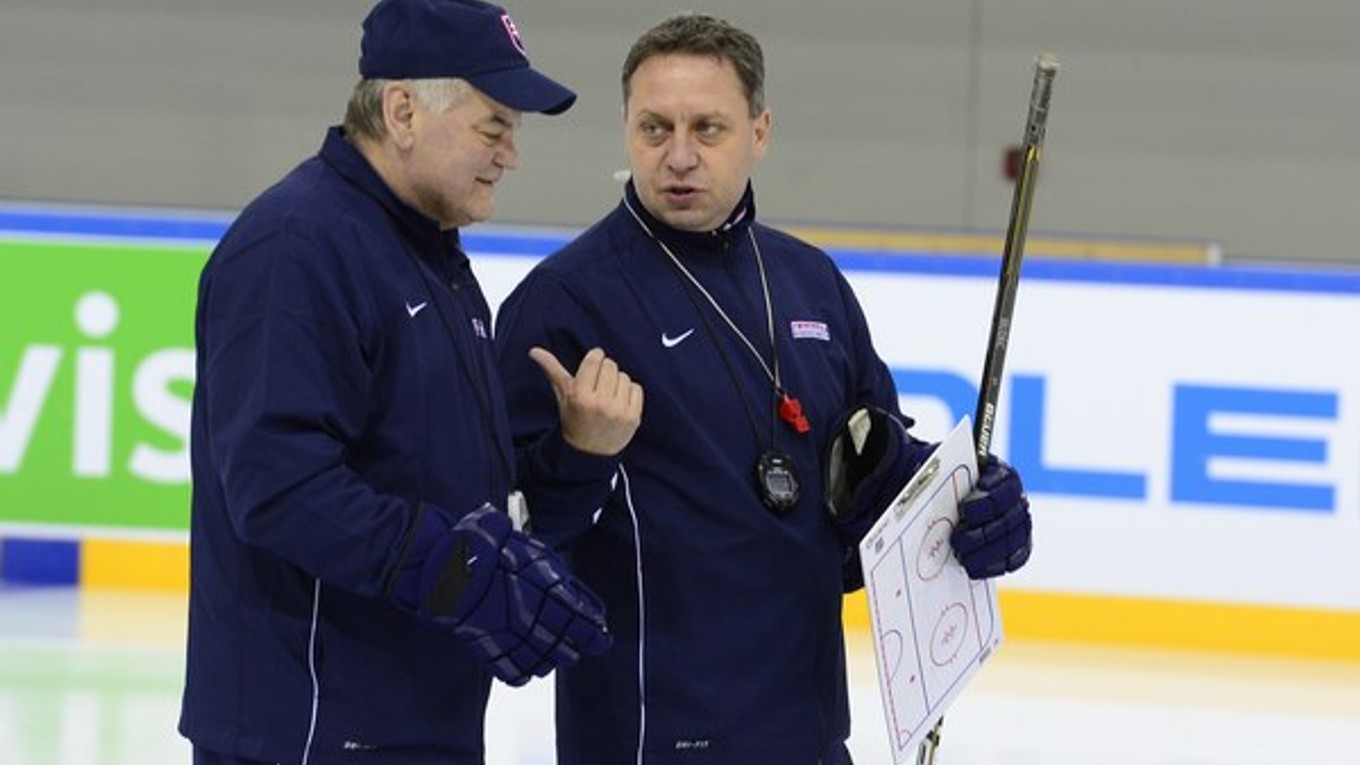 Peter Oremus (vpravo) v rozhovore s Vladimírom Vůjtekom počas tréningu slovenskej reprezentácie.