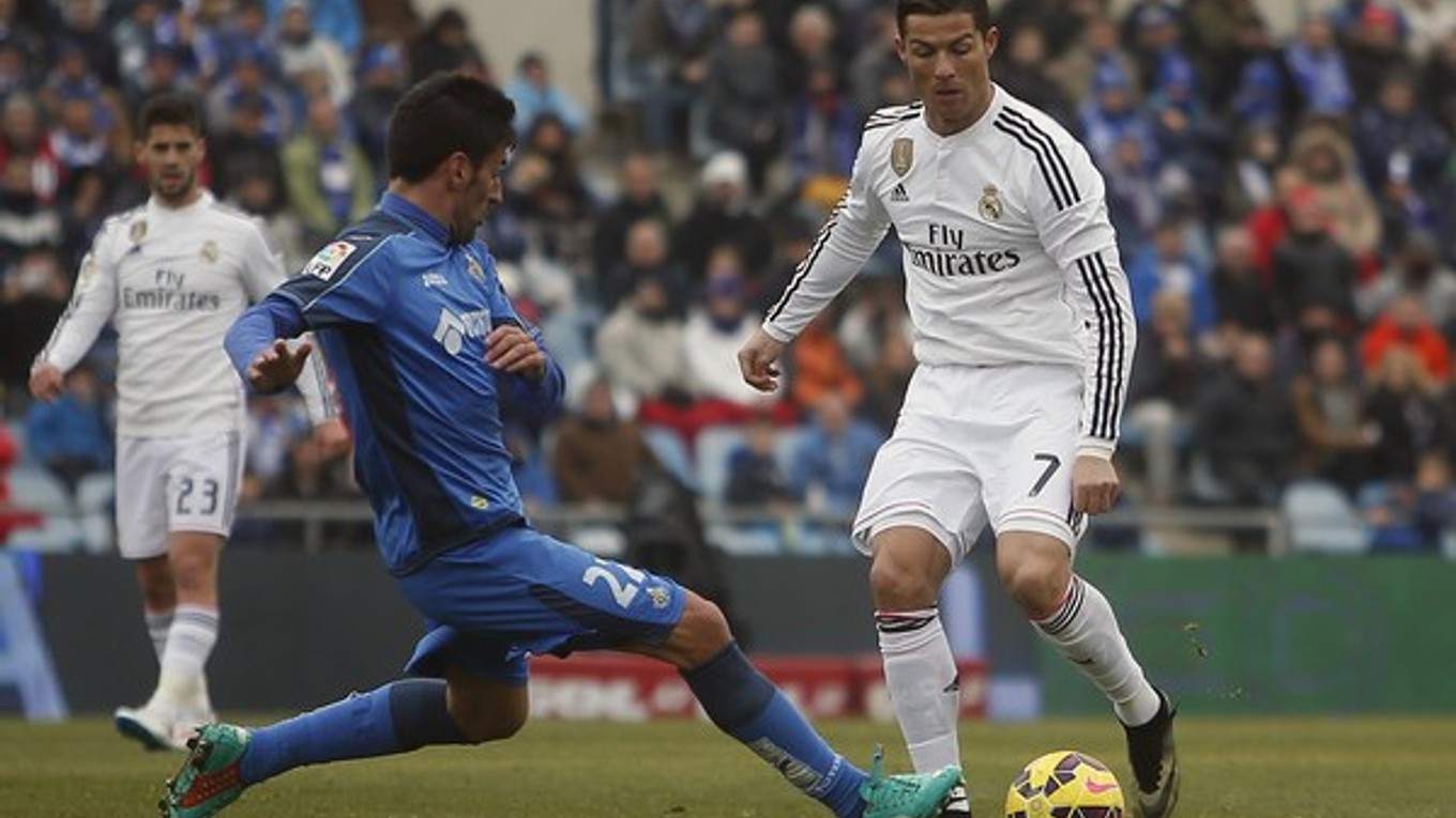 Cristiano Ronaldo (vpravo) sa rozhodol pomôcť klubu z rodného mesta.