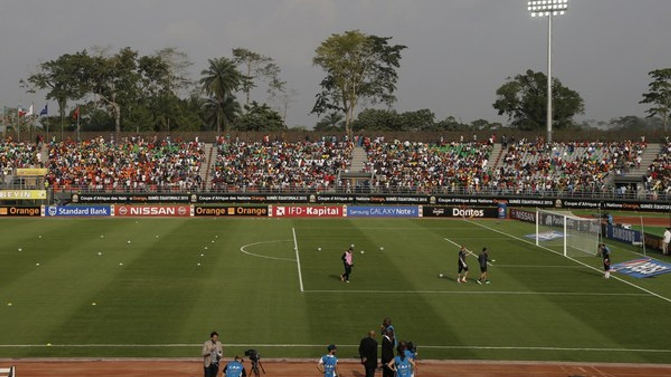 Na snímke hráči sa rozcvičujú pred zápasom B-skupiny Afrického pohára národov Zambia - Tunisko na štadióne Nuevo Estadio de Ebebiyín.