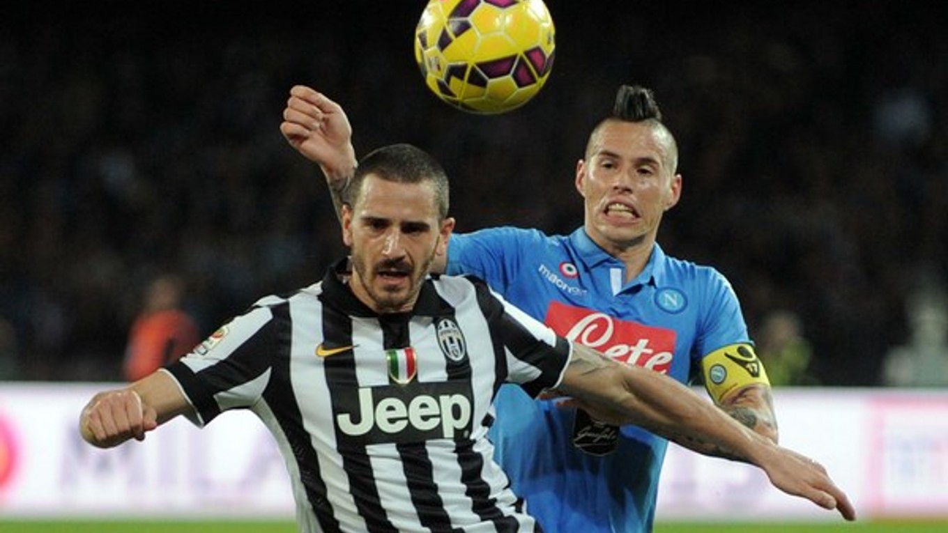 Ilustračná snímka. Vpravo kapitán Neapola Marek Hamšík a vľavo hráč Juventusu Leonardo Bonucci v zápase 18. kola Serie A 11. januára.