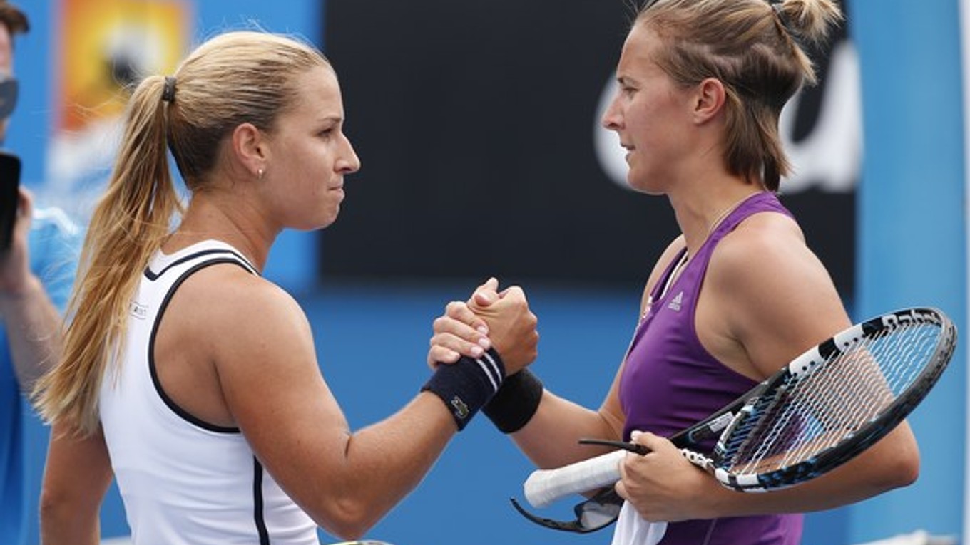 Dominika Cibulková (vľavo) zdolala v 1. kole dvojhry Belgičanku Kirsten Flipkensovú, teraz spolu uspeli v 1. kole štvorhry.