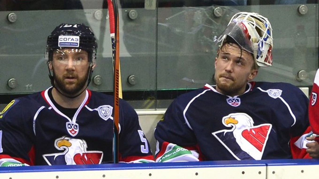 Brankár Jaroslav Janus (vpravo) skončil na striedačke už v siedmej minúte.