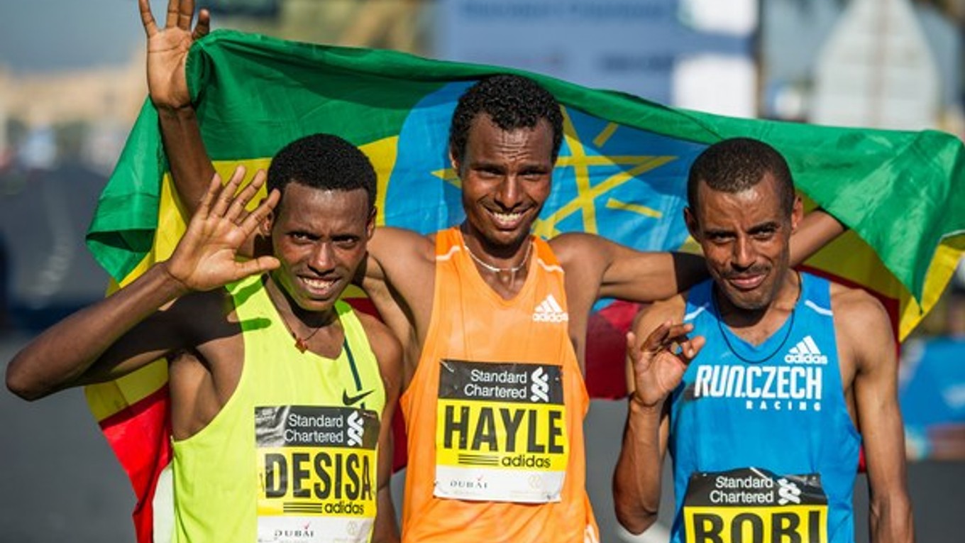 Najrýchlejší muži v Dubajskom maratóne - zľava Lelisa Desisa Benti, Lemi Berhanu Hayle a Deribe Robi Melka.
