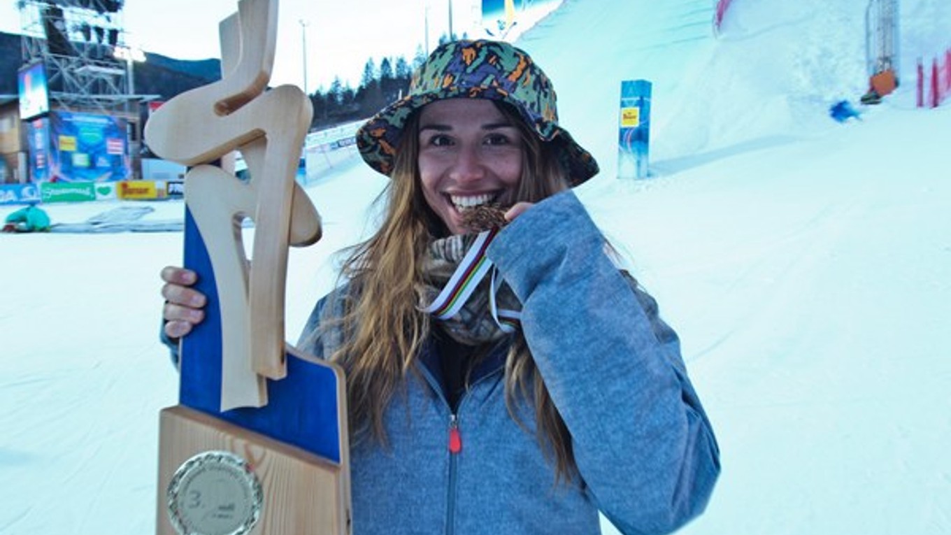 Klaudia Medlová pózuje s medailou a ocenením za 3. miesto v disciplíne slopestyle.