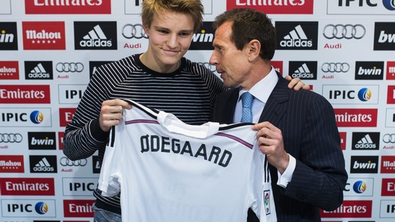 Martin Ödegaard pózuje s dresom nového zamestnávateľa. Vpravo zástupca Realu Madrid Emilio Butragueno.