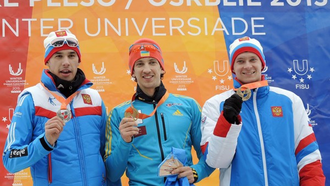 O prvé dve z deviatich biatlonových medailových kolekcií sa bojovalo na SZU v Osrblí vo vytrvalostných pretekoch. Zlato na 20 km mužskej trati získal Ukrajinec Dmytro Rusinov (uprostred). Striebro získal Rus Vadim Filimonov (vľavo) a bronz jeho krajan Jur