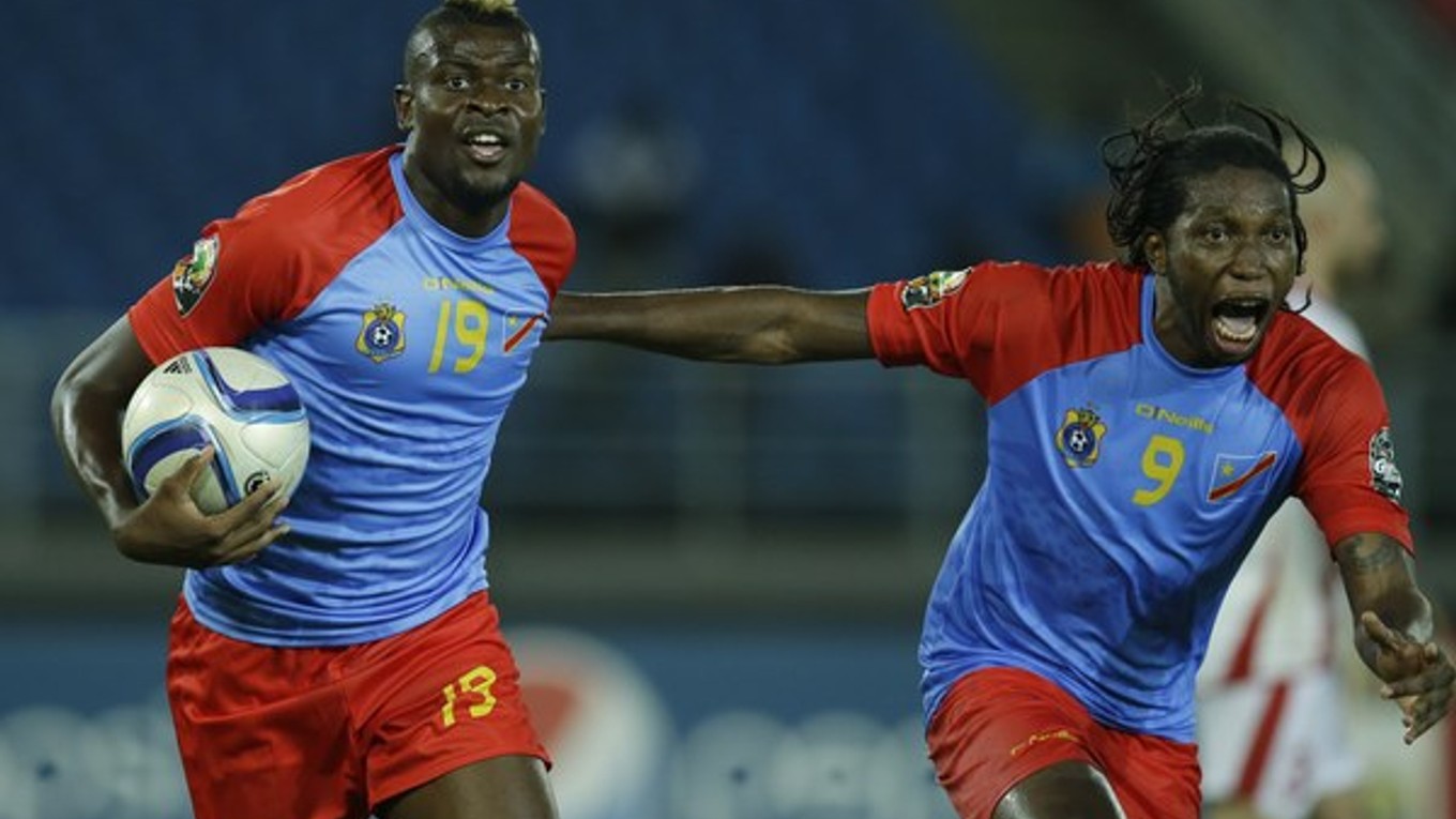 Loteteka Jeremy Bokila (vľavo) z DR Kongo oslavuje gól so spoluhráčom Diedonneim Mbokanim.