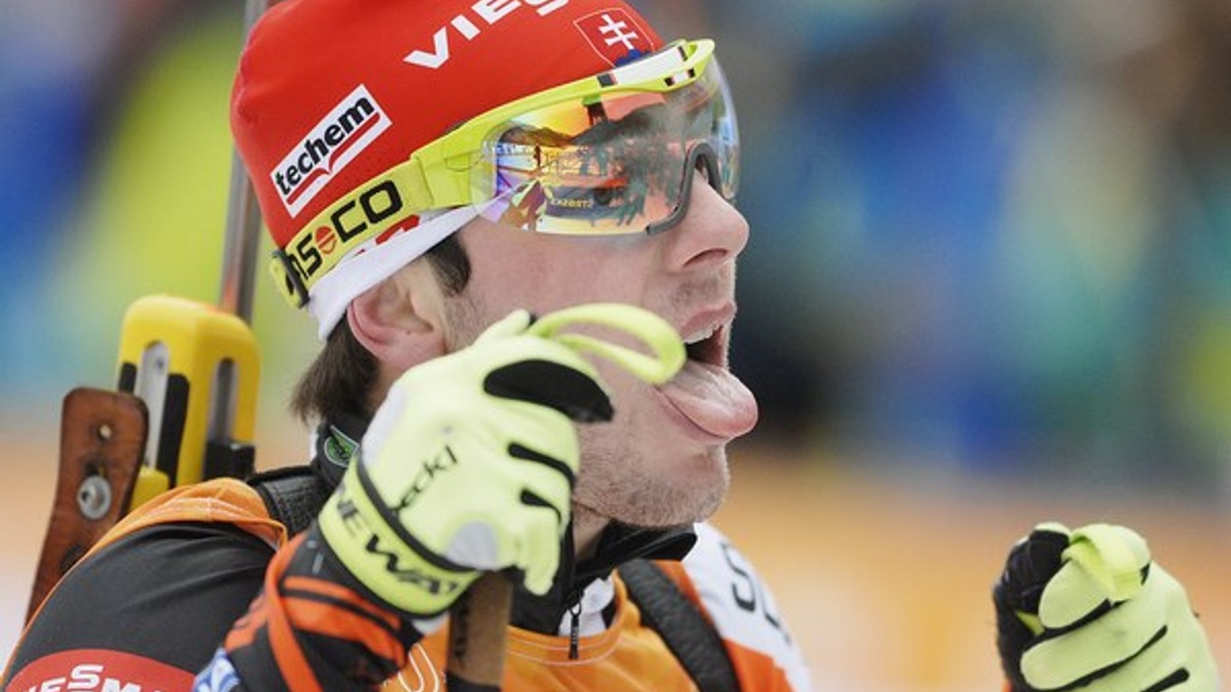 Slovenský reprezentant Michal Kubaliak v cieli rýchlostných pretekov na 10 km mužov v biatlone.