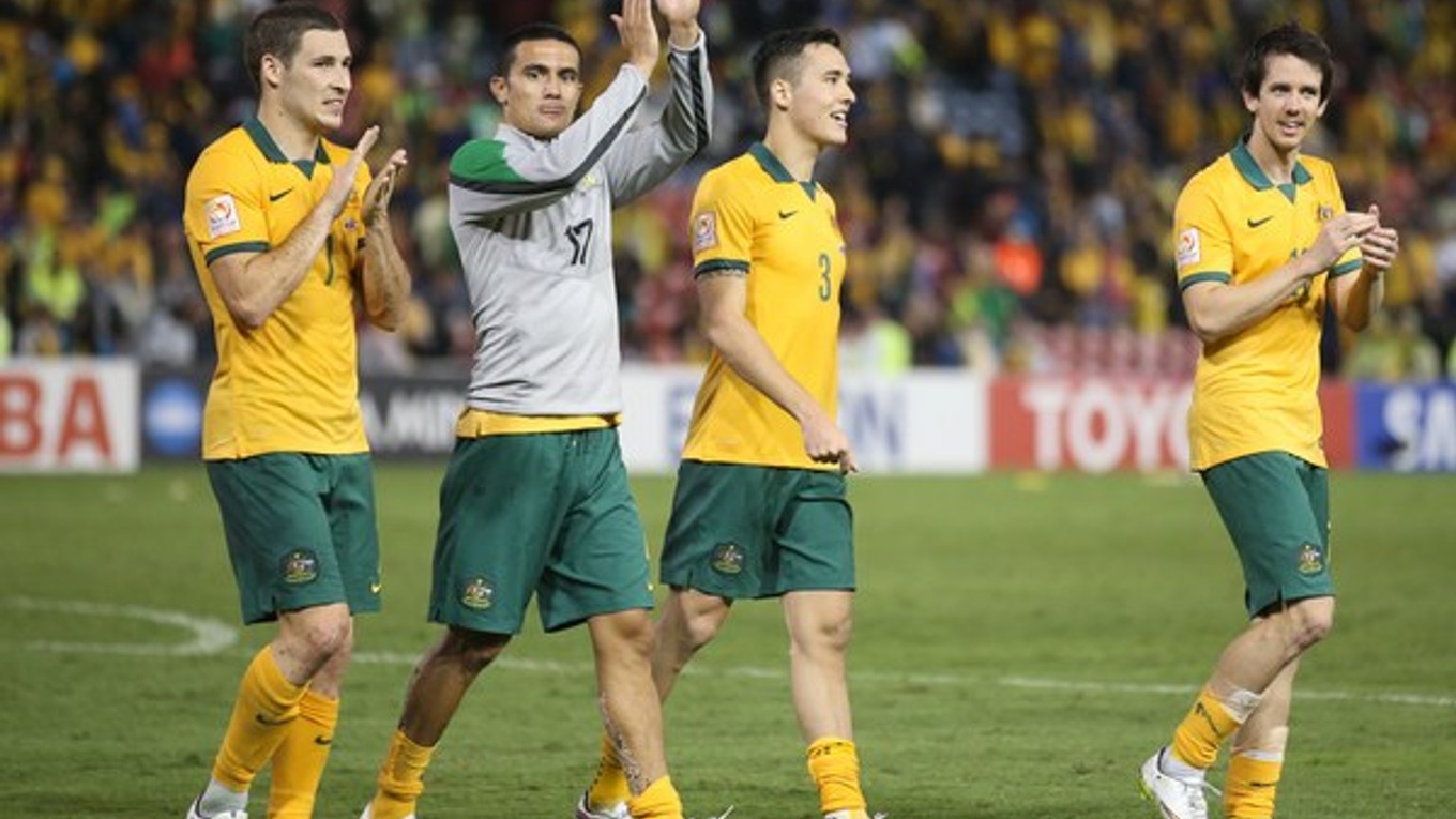 Na snímke hráči Austrálie zľava Mathew Leckie, Tim Cahill, Jason Davidson a Robbie Kruse ďakujú fanúšikom po víťazstve v semifinále.