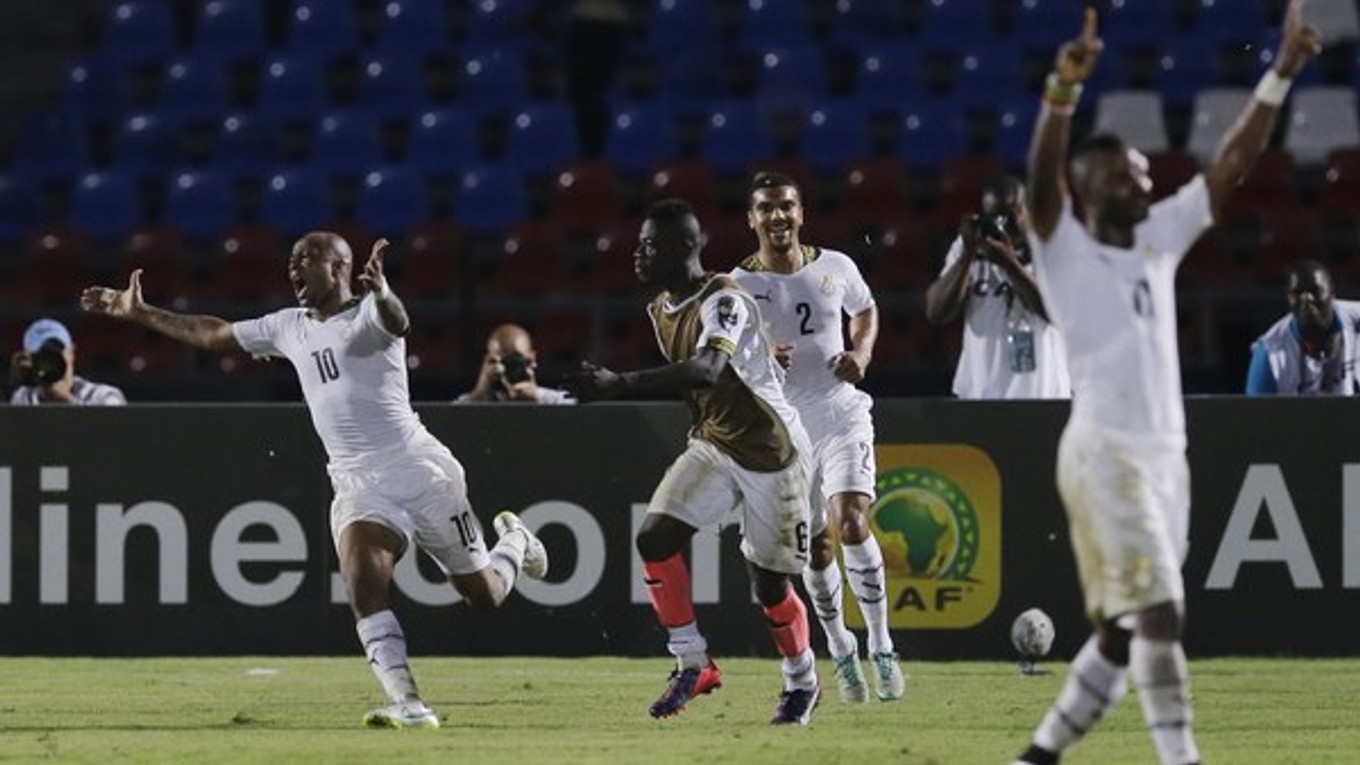 André Ayew (úplne vľavo) oslavuje so svojimi spoluhráčmi druhý gól do siete Juhoafrickej republiky.