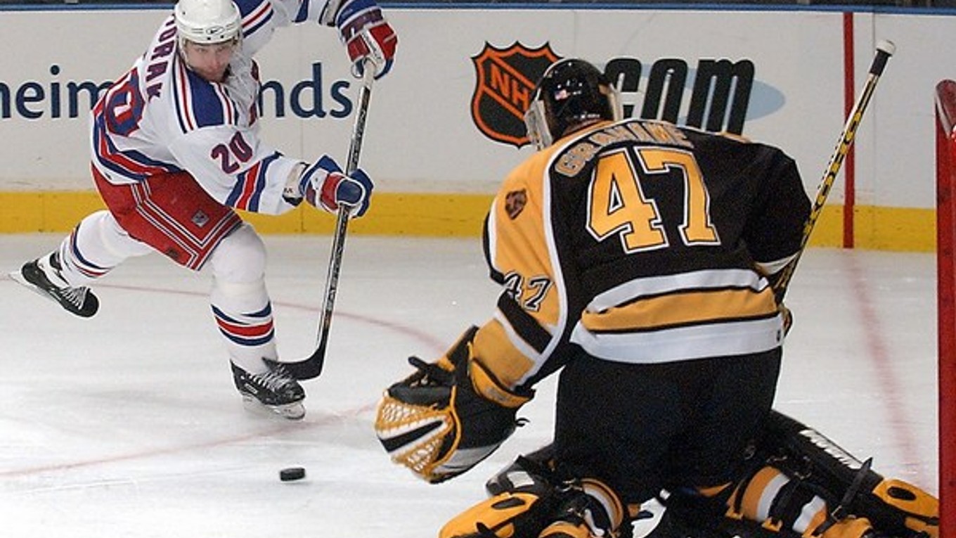 Radek Dvořák z New Yorku strieľa na brankára Bostonu Bruins Johna Grahamea v druhej tretine zápasu hokejovej NHL 8. decembra 2002 v New Yorku.