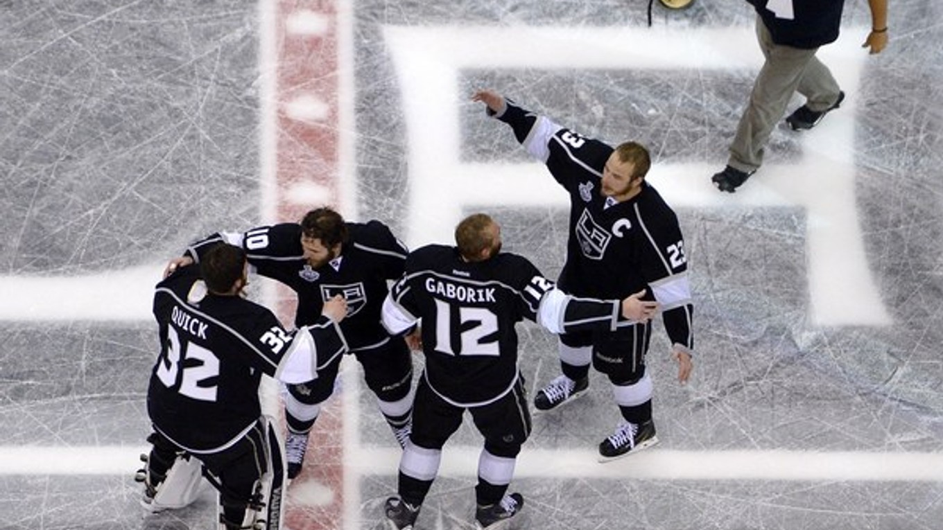 Hráči Los Angeles Kings, zľava brankár Jonathan Quick, center Mike Richards, pravé krídlo Marián Gborík a ľavé krídlo Dustin Brown sa tešia zo zisku Stanleyho pohára 13. júna 2014 v Los Angeles.