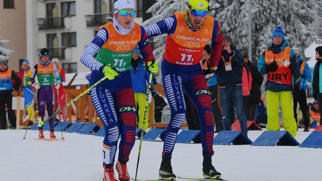 Na snímke slovenskí reprezentanti v behu na lyžiach Barbora Klementová (vľavo) a Andrej Segeč počas odovzdávky v šprinte miešaných družstiev.