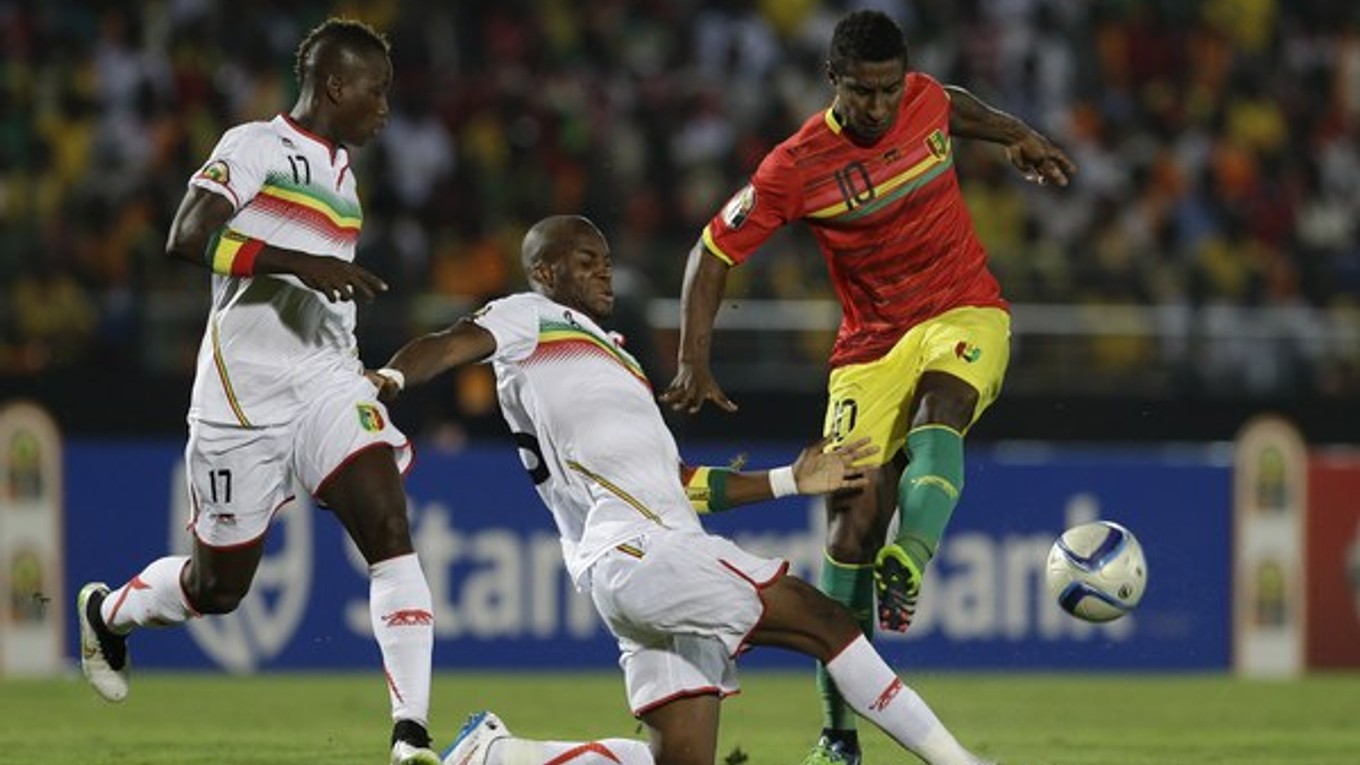 Hráči Guynei (v bielom) aj futbalisti Mali (v červenom) dosiahli po troch zápasoch navlas zhodné štatistiky.