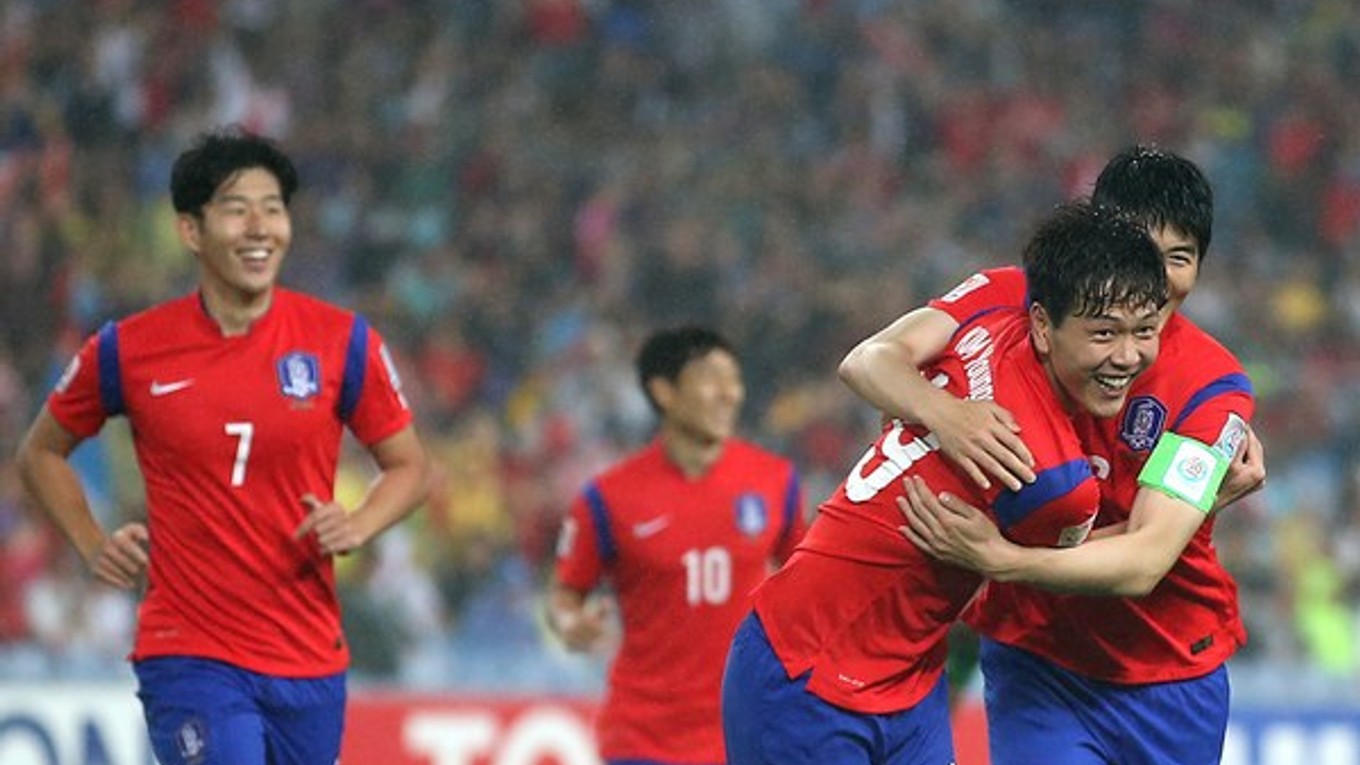 Na snímke juhokórejský hráč a autor prvého gólu Lee Jung-Hyup (vpravo) a autor druhého gólu Kim Young-Kwon oslavujú v semifinále Kórejská republika - Irak 2:0.