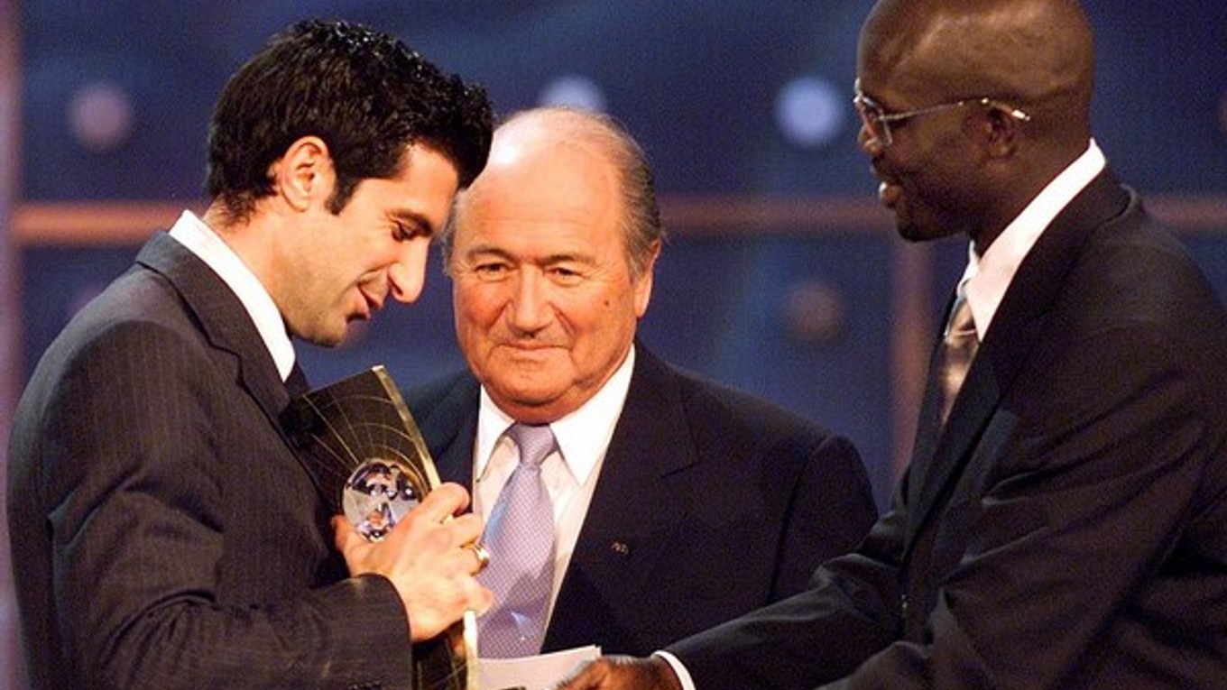 Luis Figo (vľavo) si na archívnej snímke cenu pre najlepšieho futbalistu roka 2001 od šéfa FIFA Josepha Blattera a bývalého libérijského útočníka Georgesa Weaha.