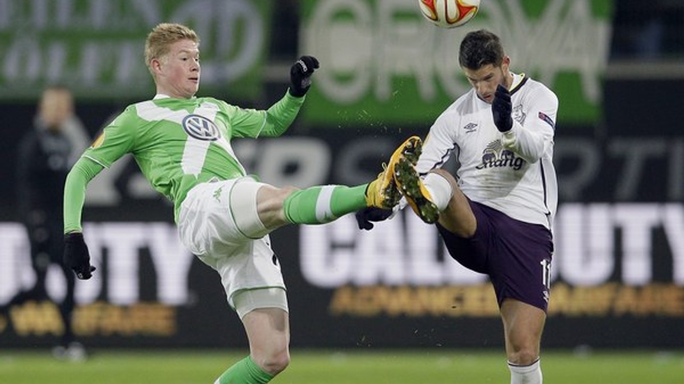 Hráč Wolfsburgu Kevin De Bruyne (vľavo), aj on poslal na bránku súpera parádne "kladivo".