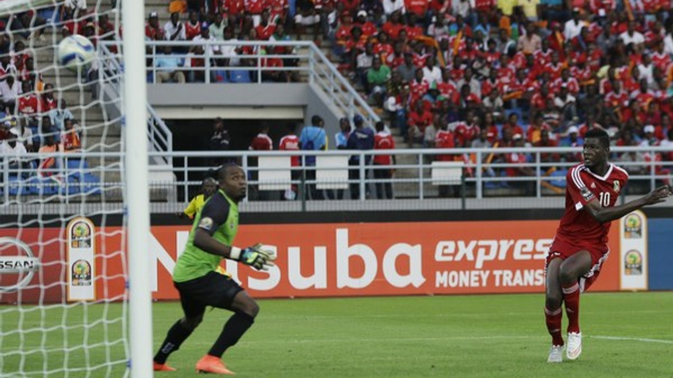 Konžský hráč Fode Dore (vpravo) skóruje do bránky Demokratickej republiky Konga vo štvrťfinále Afrického pohára národov.
