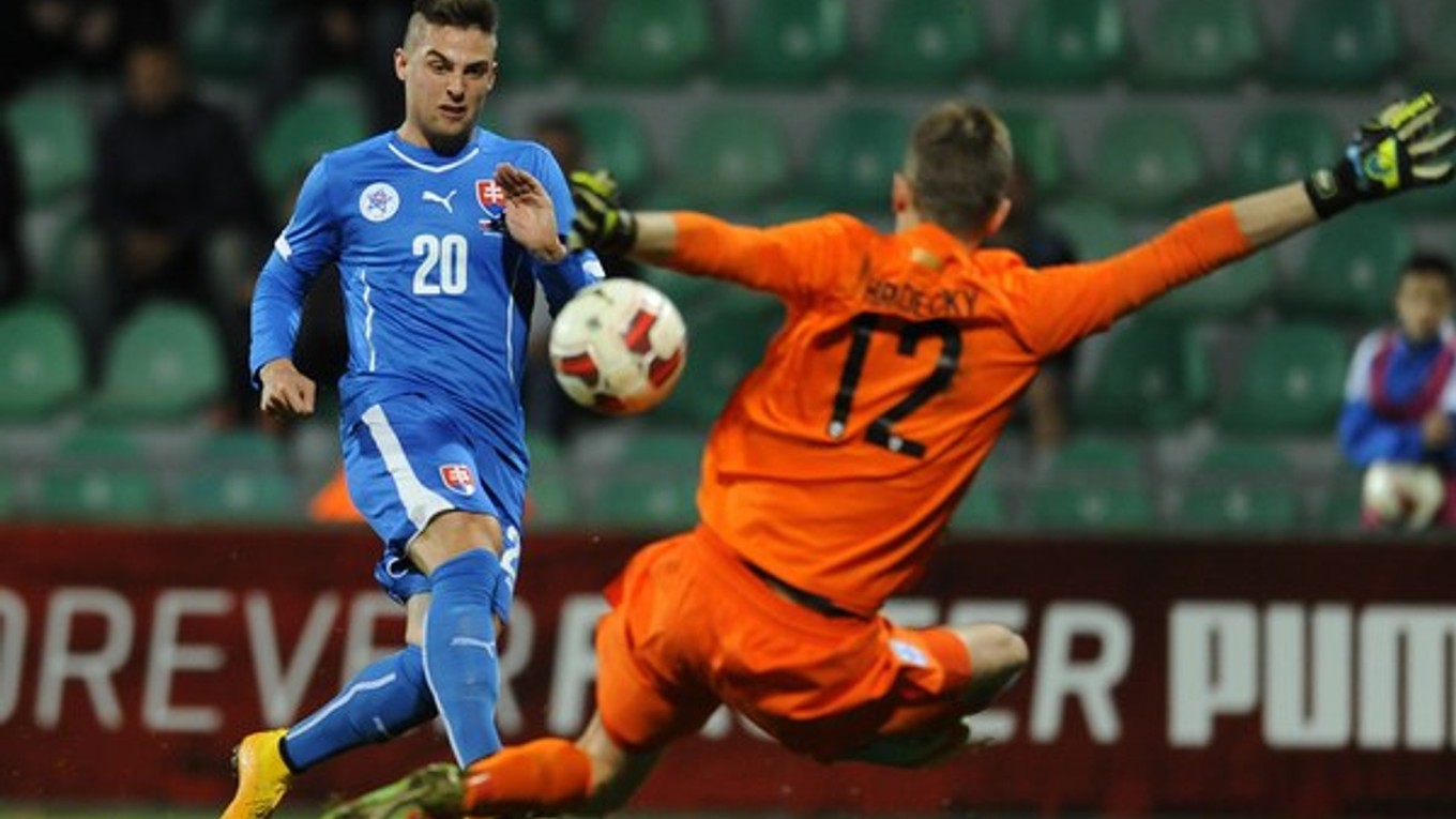 Róbert Mak a brankár Fínska Lukáš Hradecký v prípravnom zápase Slovensko - Fínsko 18. novembra 2014 v Žiline.