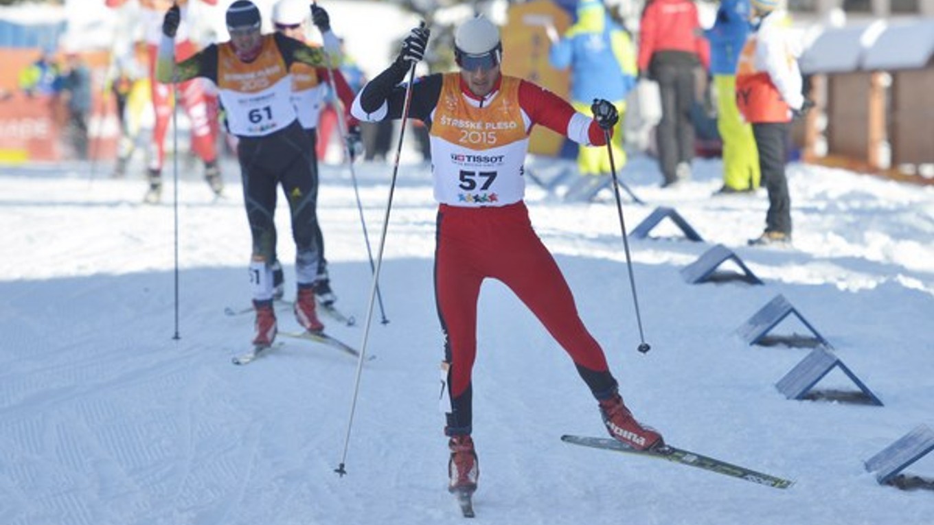 Hamza Dursun (TUR) počas behu na lyžiach – preteky mužov s hromadným štartom, v rámci Svetovej zimnej univerziády – Štrbské Pleso.