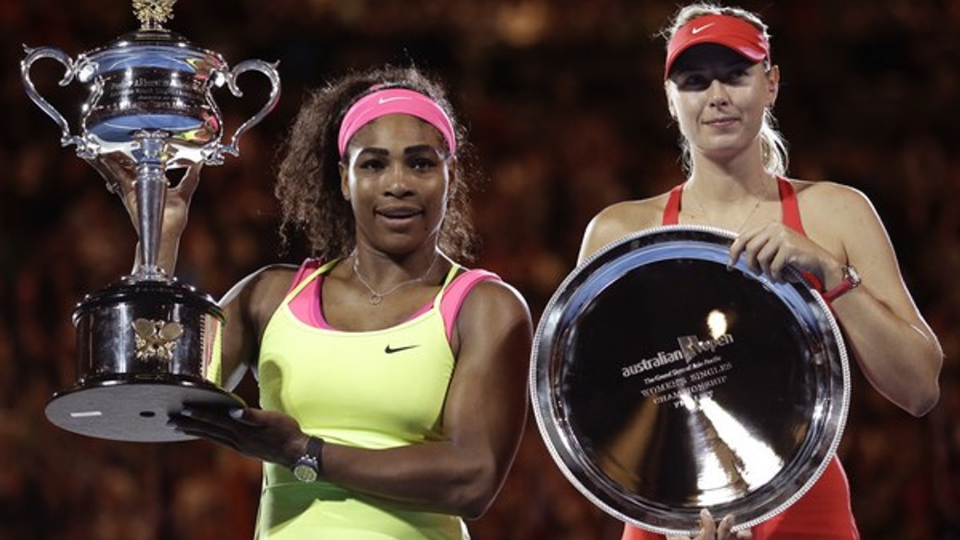 Serena Williamsová (vľavo) pózuje s trofejou po jej víťazstve nad Ruskou Mariou Šarapovovou.