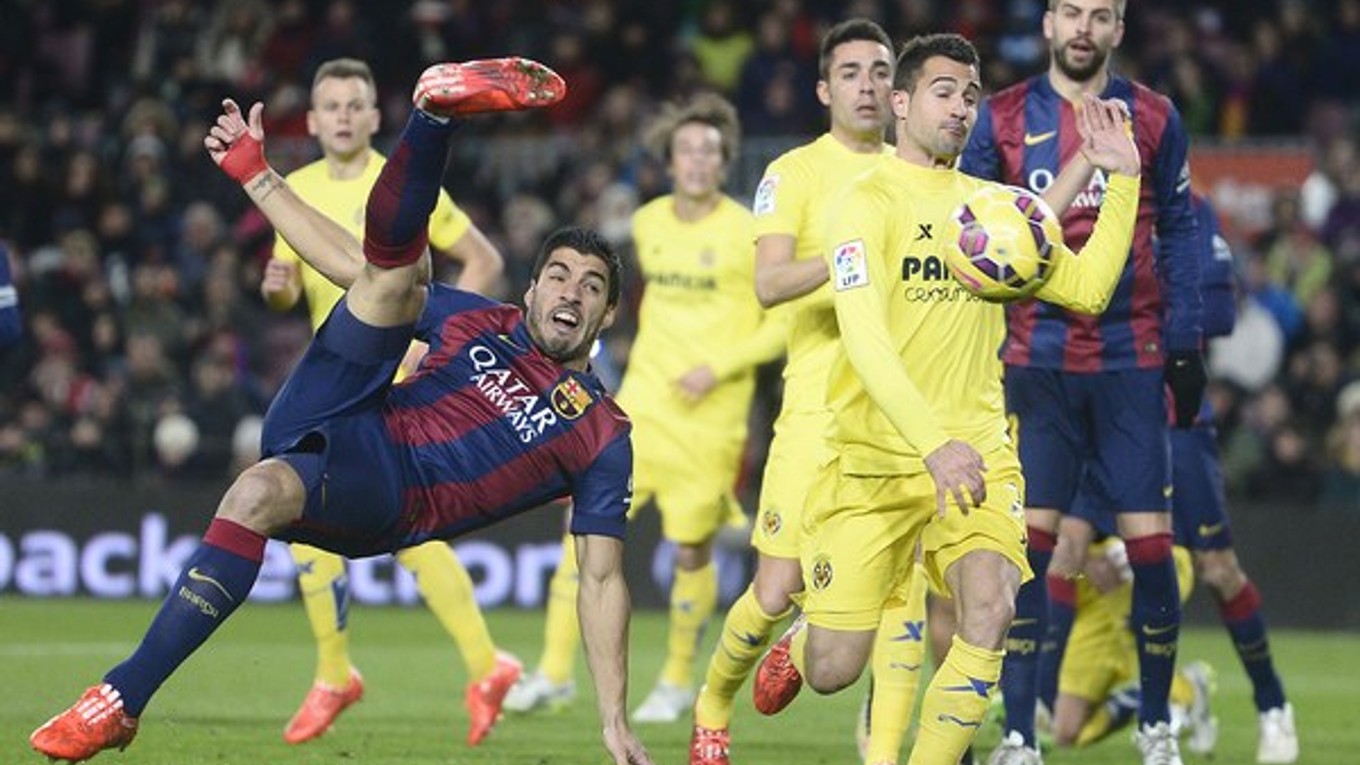 Luis Suarez z FC Barcelona (vľavo) a Mario Gaspar z Villarrealu.