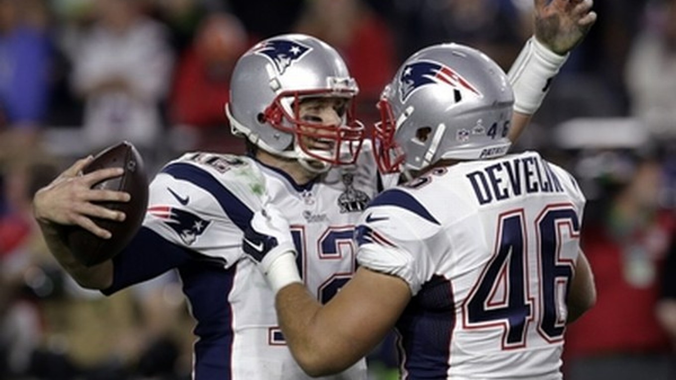 Brady (vľavo) bol najväčšou hviezdou zápasu.