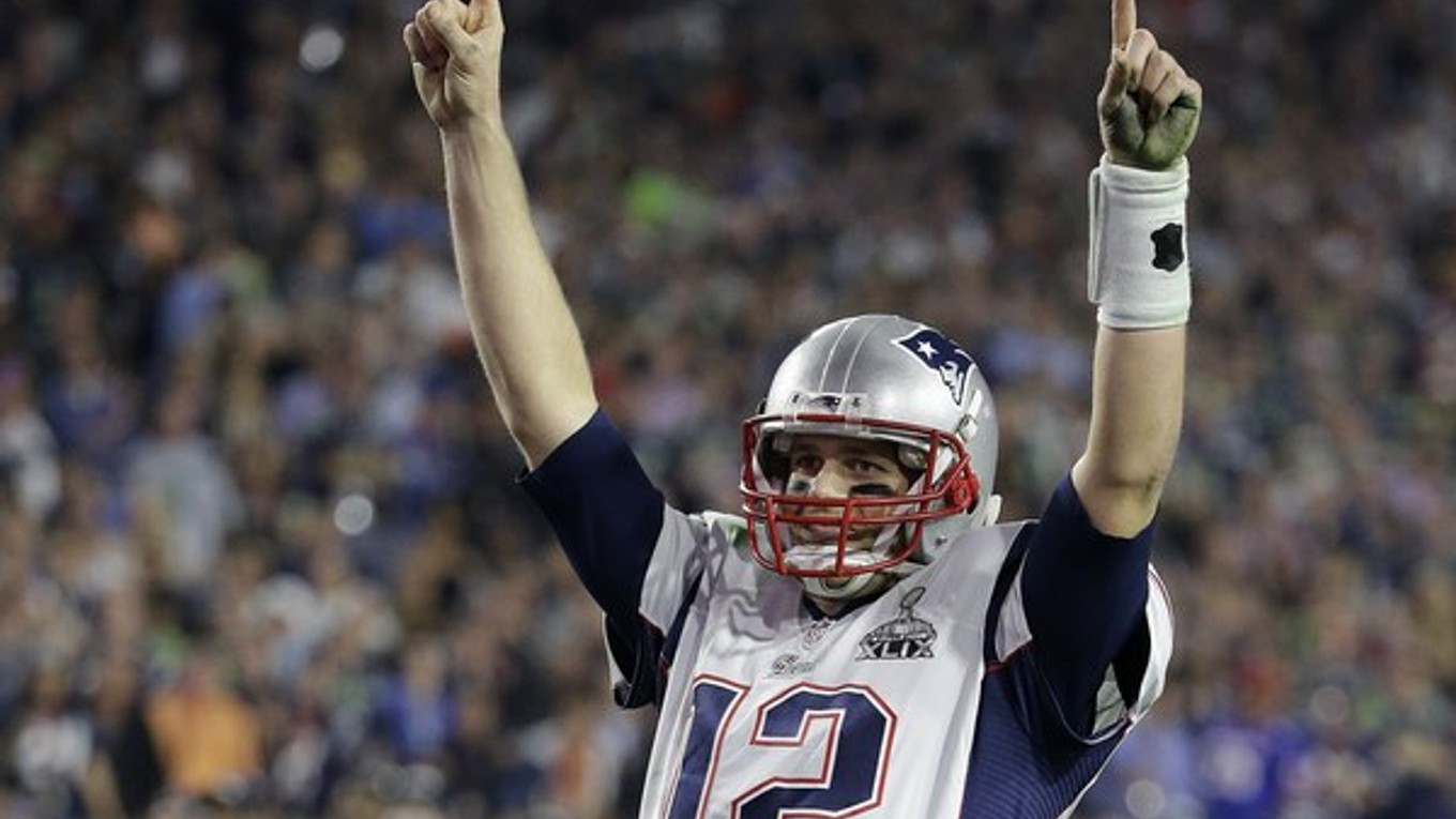 Tom Brady dvíha nad hlavu ruky po finálovom víťazstve nad Seattle Seahawks.